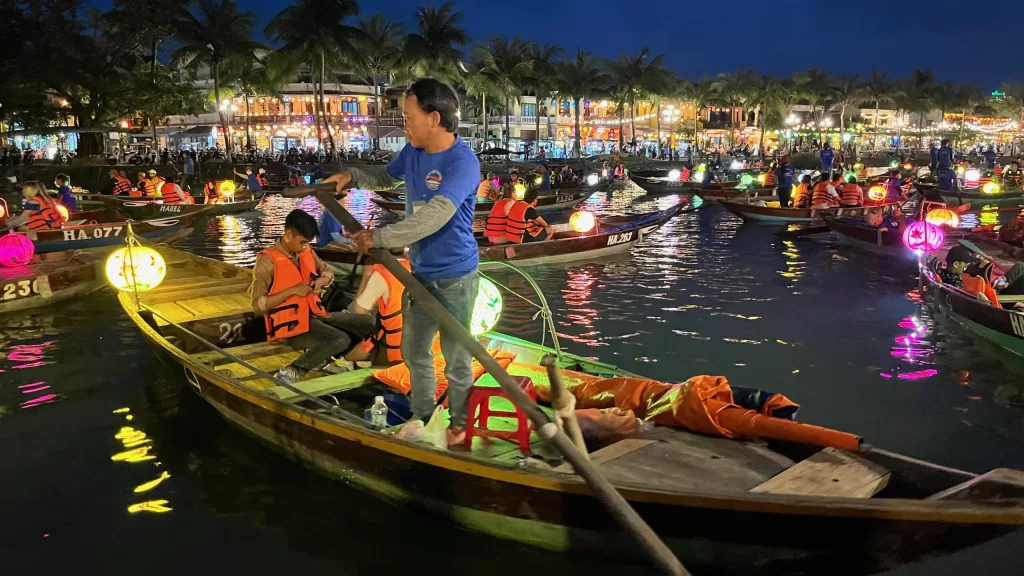 Noční plavba po řece, Hoi An, Vietnam