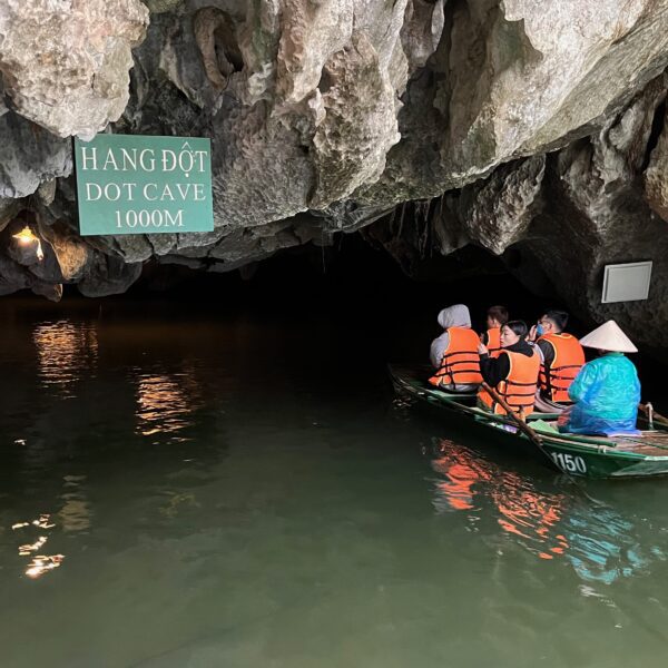 Plavba jeskyní v oblasti Ninh Binh, Severní Vietnam