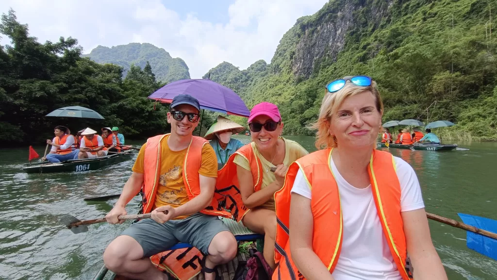 Plavba na lodi v okolí Ninh Binh, severní Vietnam