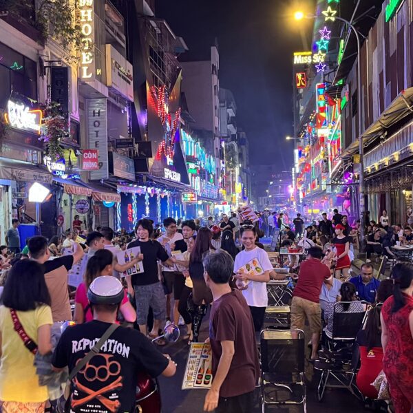 Noční život v Ho Či Minhově městě (Saigon), jižní Vietnam
