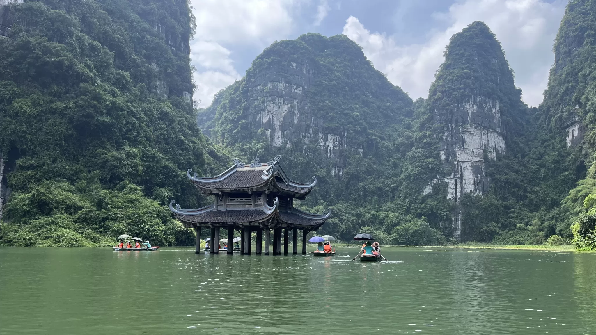 Krajina v okolí Ninh Binh, severní Vietnam