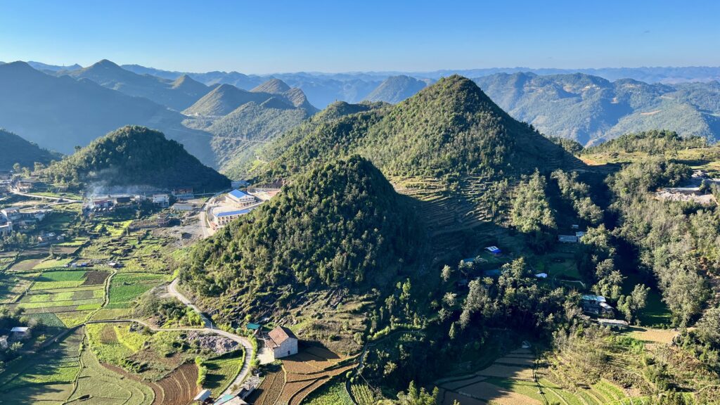 Výhled z rozhledny Long Cu, Dong Van, Severní Vietnam