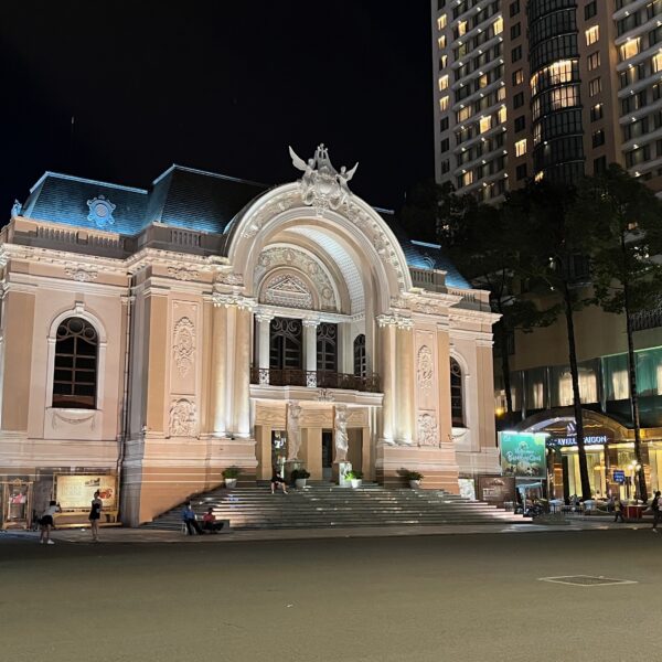 Budova městské opery v Ho Či Minhově městě (Saigon), jižní Vietnam