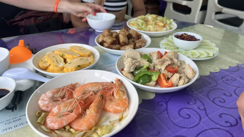 Oběd během plavby zátokou Ha Long, severní Vietnam