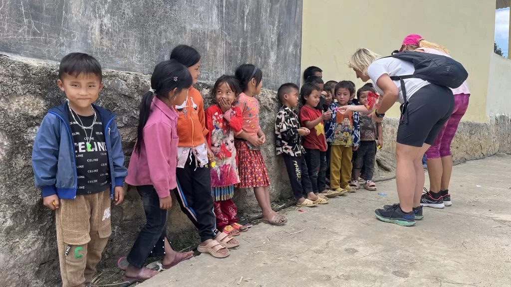 Etnické děti v horské vesnici, severní Vietnam