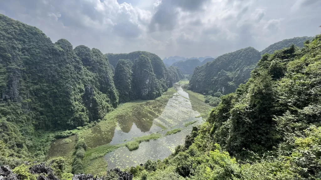 Vyhlídka z vrcholu Hang Mua, Ninh Binh, severní Vietnam