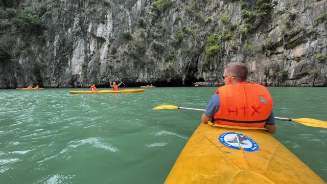 Plavba na kajaku po zátoce Ha Long, Severní Vietnam