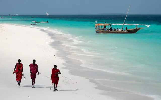 Masajové na pláži Nungwi, Zanzibar, Tanzanie