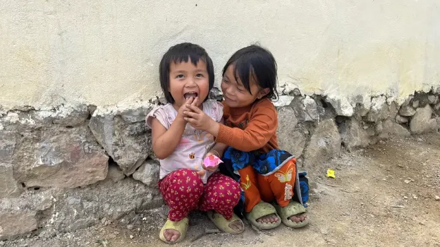 Etnické děti v horské vesnici, severní Vietnam