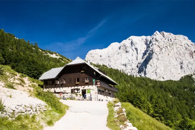 Tičarjev dom na Vršiču, Slovinsko
