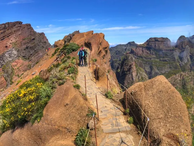 Hřebenová stezka pojící Pico Ruivo a Pico Arieiro nabízí fantastické výhledy na všechny strany, Madeira