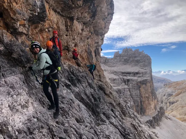 Ferrata Giovanni Lipella na vrchol Tofana di Rozes, Dolomity, Itálie