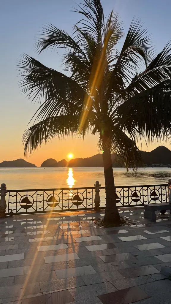 Západ slunce na ostrově Cat Ba v zátoce Ha Long, severní Vietnam