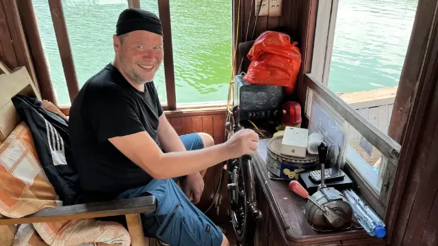 Jízda trajektem na ostrov Cat Ba, severní Vietnam