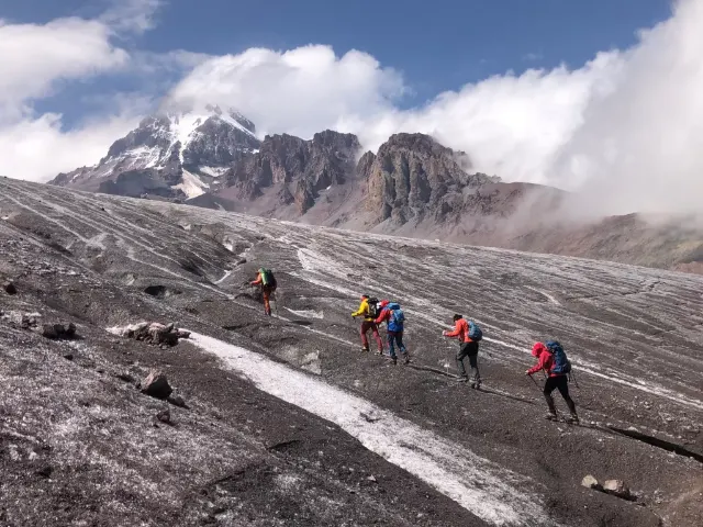 Výstup do basecampu, Gruzie, Kazbek