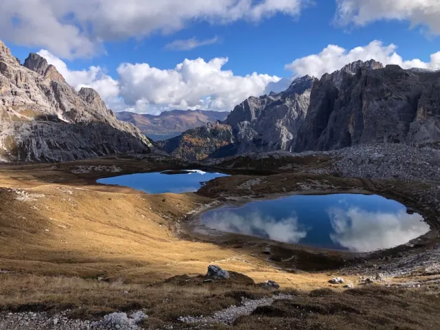 Horská jezírka u Tre Cime di Lavaredo, Dolomity, Itálie