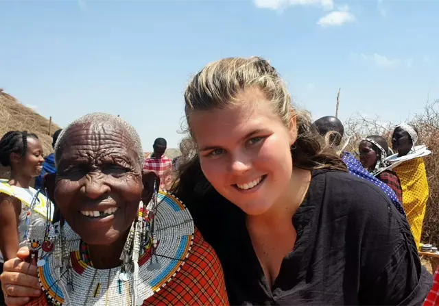 Průvodkyně Tereza s místním masajským domorodcem, Tanzanie