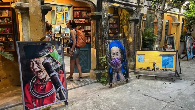 Výstava obrazů a etnických krojů, Hoi An, Vietnam