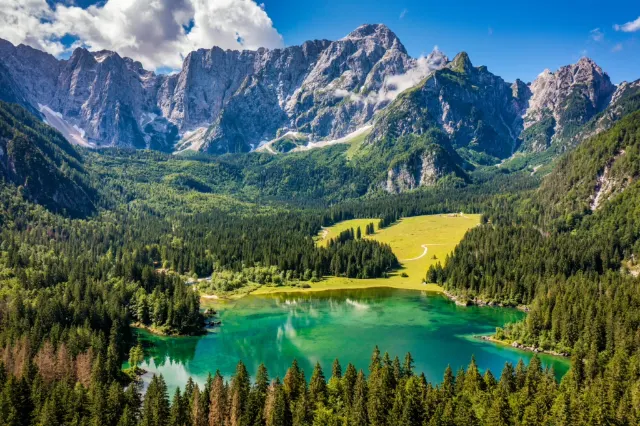 Alpe Adria cyklostezka rakouskými Alpami. Lago di Fusine, Itálie.