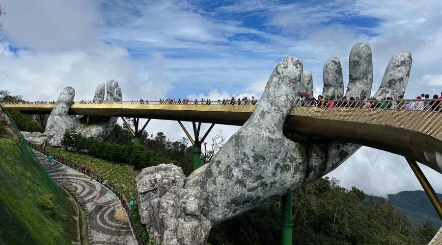 Golden Bridge, zábavní park Ba Na Hills, Da Nang, Vietnam