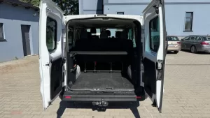Minibus pro 9 osob, zavazadlový prostor, Renault Trafic (bílá)