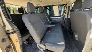 Minibus pro 9 osob, druhá řada sedadel, Renault Trafic (hnědá)